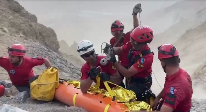 Erciyes'e zirve tırmanışı yapan dağcıların üzerine kaya yuvarlandı: 1 ölü, 2 yaralı -4