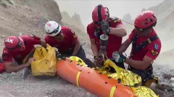 Erciyes'e zirve tırmanışı yapan dağcıların üzerine kaya yuvarlandı: 1 ölü, 2 yaralı -2