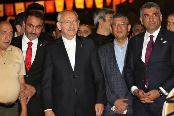 i Kılıçdaroğlu Elazığ’da eleştirildiği afişle poz verdi