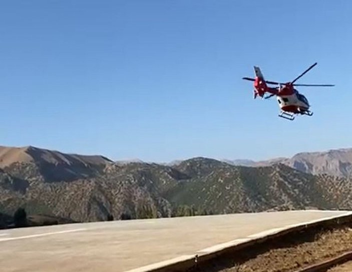 Bulduğu cisim elinde patlayan çoban, ambulans helikopterle sevk edildi -2