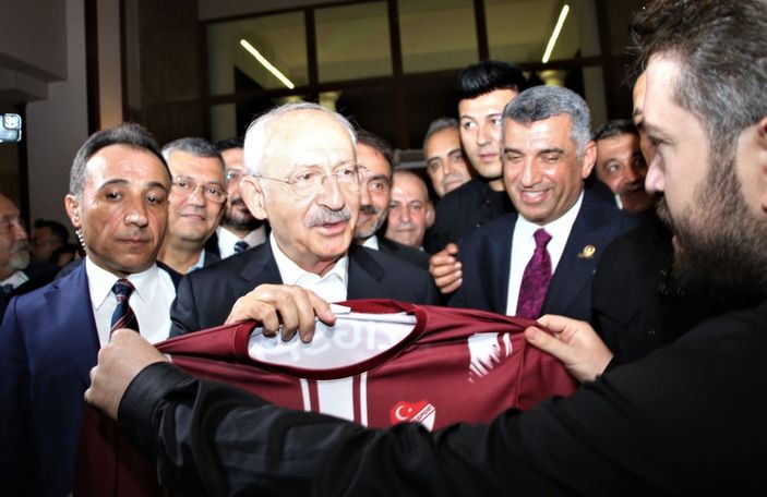 i Kılıçdaroğlu Elazığ’da eleştirildiği afişle poz verdi