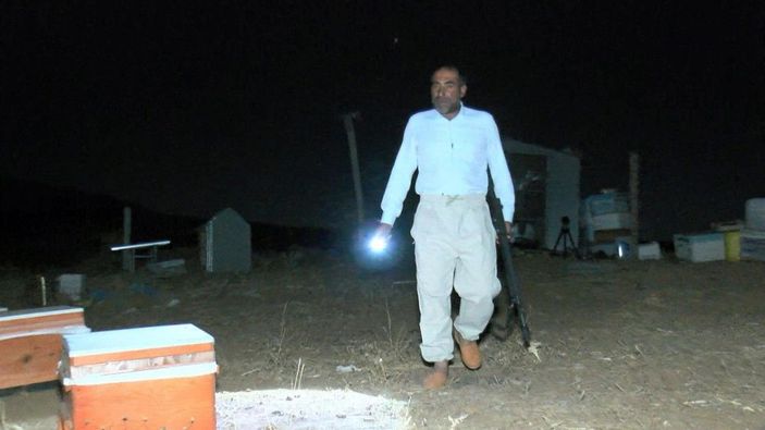 Arı kovanlarına zarar veren ayılara karşı silahlı nöbet -4