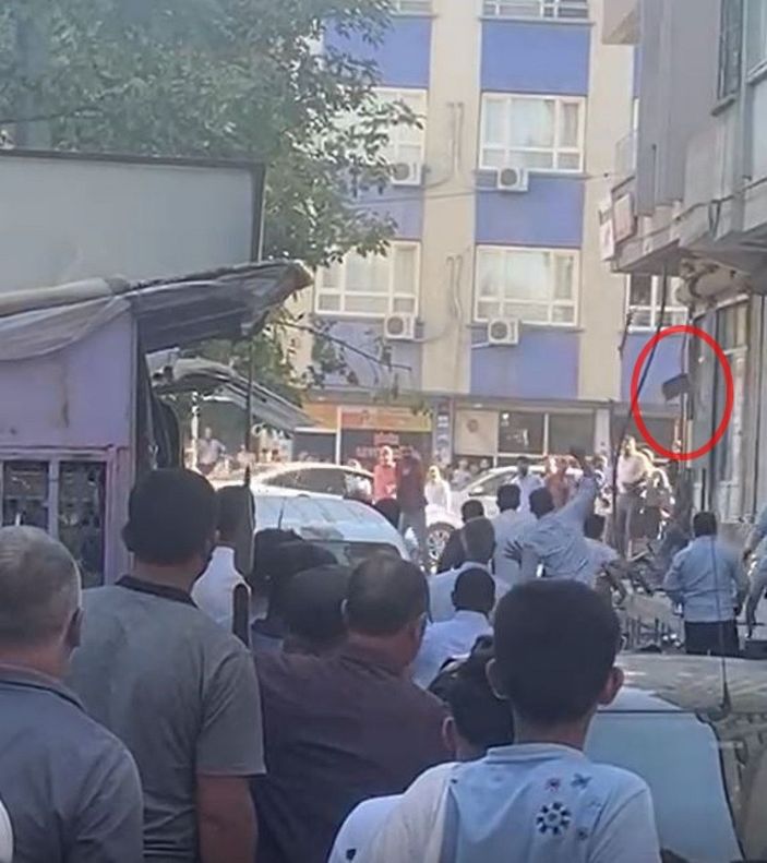 Barışmak için buluşup taşlı, sopalı, sandalyeli kavga ettiler; o anlar kamerada -3