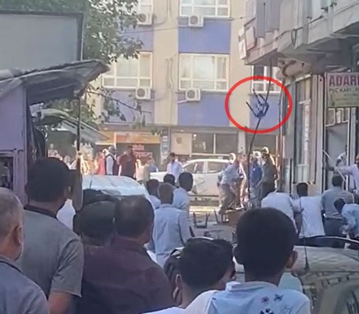 Barışmak için buluşup taşlı, sopalı, sandalyeli kavga ettiler; o anlar kamerada -4