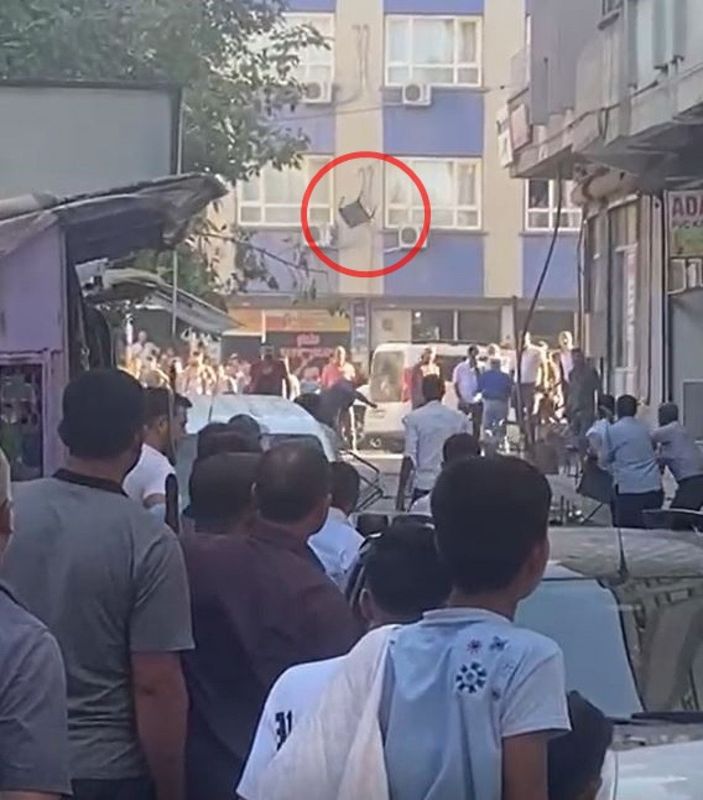Barışmak için buluşup taşlı, sopalı, sandalyeli kavga ettiler; o anlar kamerada -2