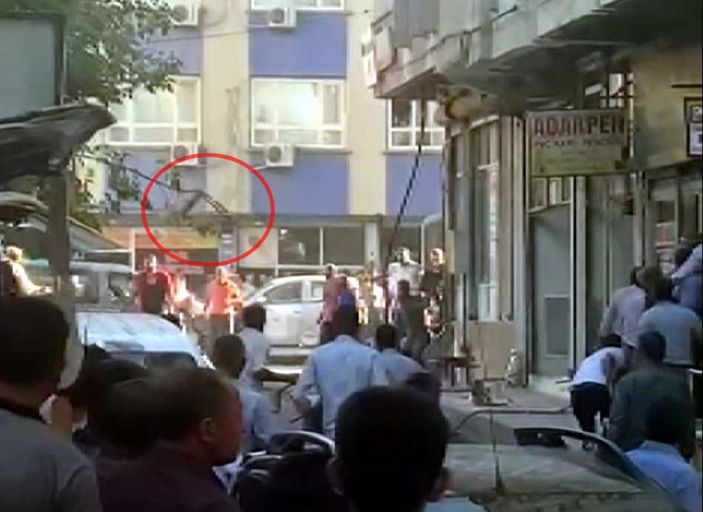 Barışmak için buluşup taşlı, sopalı, sandalyeli kavga ettiler; o anlar kamerada -1