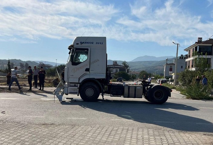 Denizli'de TIR ile işçi midibüsü çarpıştı: 17 yaralı -4