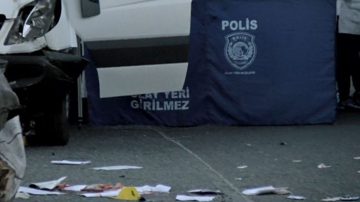Esenyurt’ta minibüs motosiklete çarptı: 2 ölü