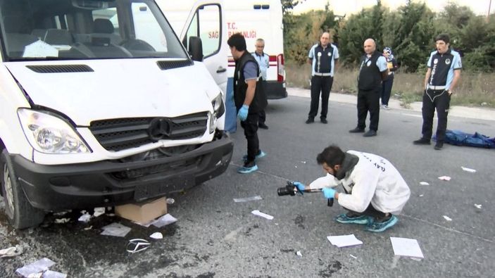 Esenyurt’ta minibüs motosiklete çarptı: 2 ölü