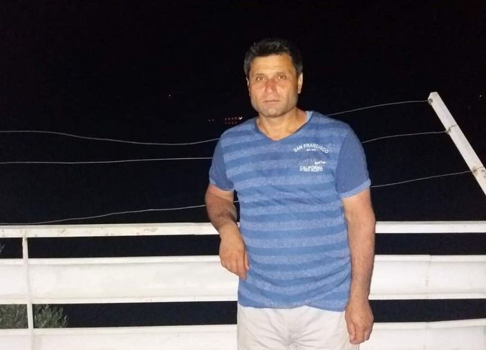 d Adana'da traktör, yol kenarındaki kayaya çarptı: 1 ölü 1 yaralı