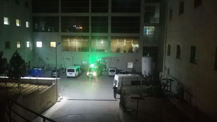 d Adana'da traktör, yol kenarındaki kayaya çarptı: 1 ölü 1 yaralı