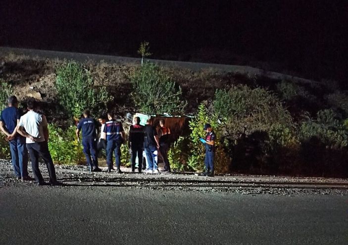 d Adana'da traktör, yol kenarındaki kayaya çarptı: 1 ölü 1 yaralı