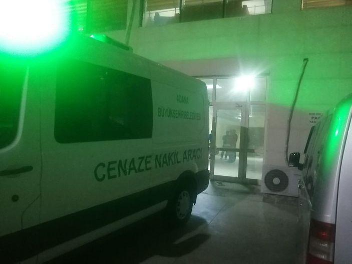 d Adana'da traktör, yol kenarındaki kayaya çarptı: 1 ölü 1 yaralı