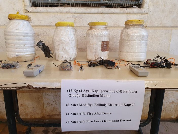 Bakan Soylu: Afrin'de 12 kilogram C4 patlayıcı ele geçirildi -1