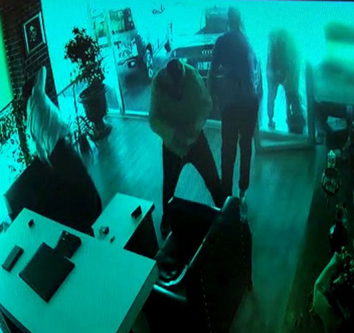 Galeride karşılaştığı husumetlisinin peşinden pompalı tüfekle koşup, ateş etti -3