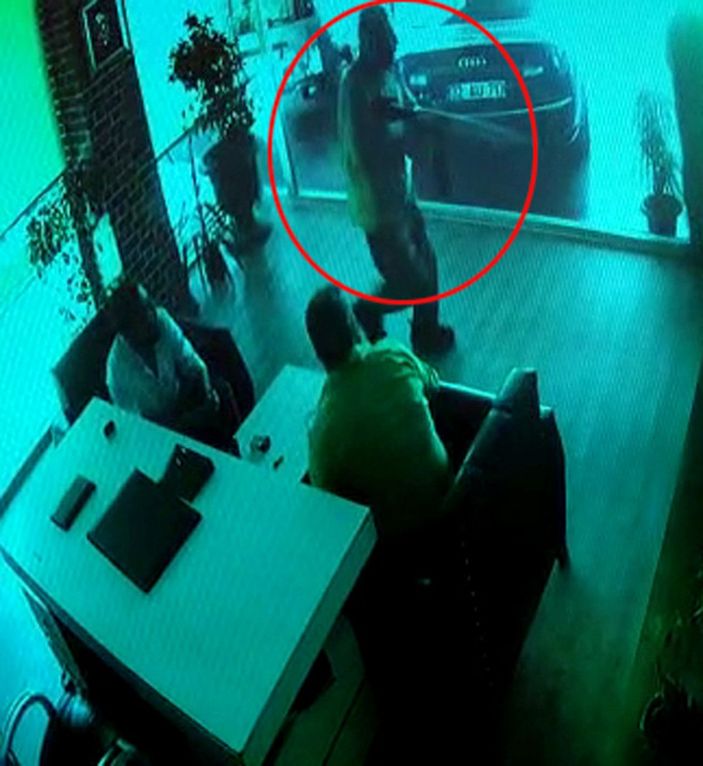 Galeride karşılaştığı husumetlisinin peşinden pompalı tüfekle koşup, ateş etti -2