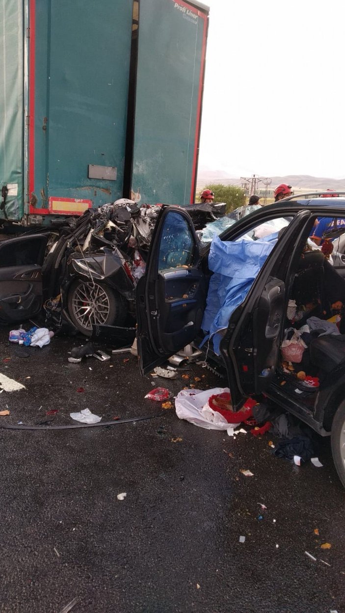 Nevşehir'de 3 aracın karıştığı kazada 2 ölü, 8 yaralı -2