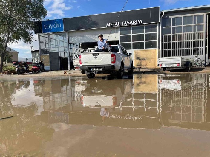 15 dakikalık yağış sonrası biriken suda balık tuttu -1