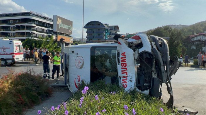 Antalya'da ambulans ile kamyonet çarpıştı: 2'si sağlıkçı 8 yaralı -1
