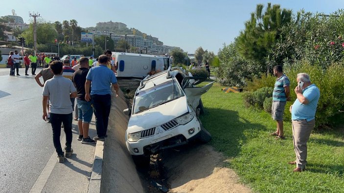 Antalya'da ambulans ile kamyonet çarpıştı: 2'si sağlıkçı 8 yaralı -2