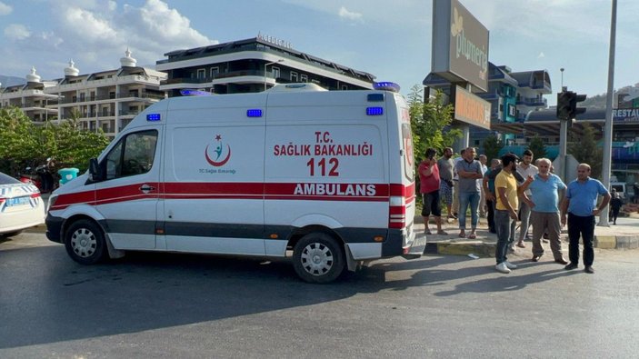 Antalya'da ambulans ile kamyonet çarpıştı: 2'si sağlıkçı 8 yaralı -3