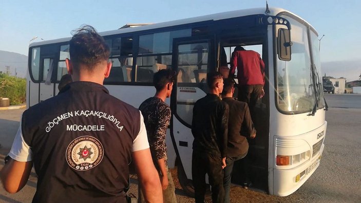 Osmaniye'de, polisin durdurduğu otomobilden 6 kaçak göçmen çıktı -1