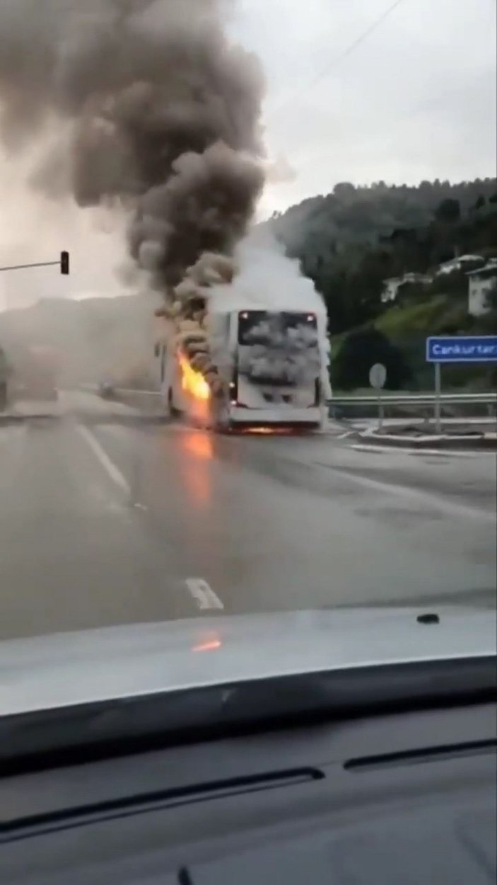 Artvin'de seyir halindeki yolcu otobüsü alev aldı