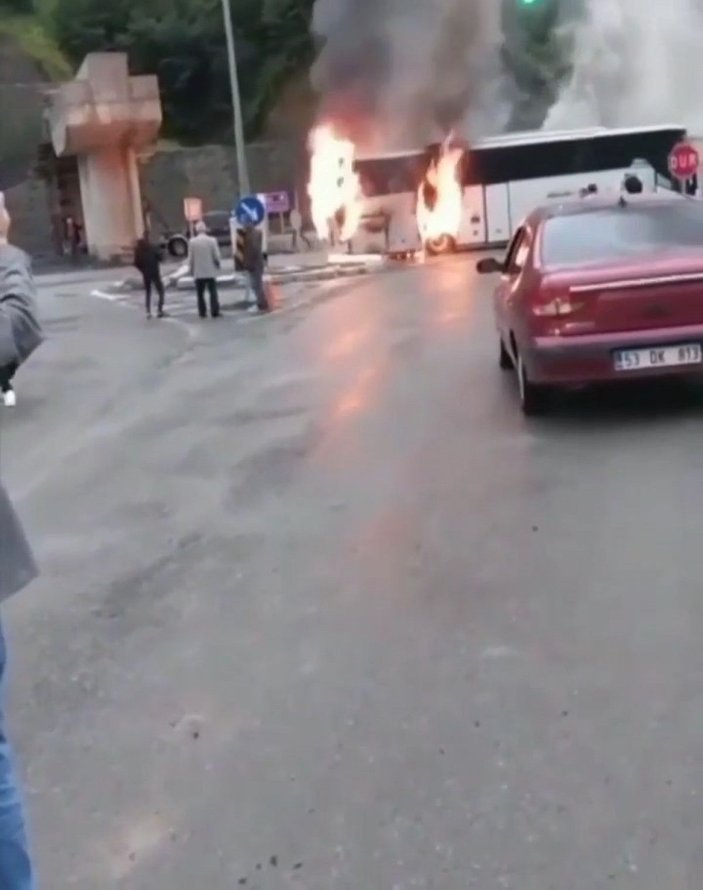 Artvin'de seyir halindeki yolcu otobüsü alev aldı