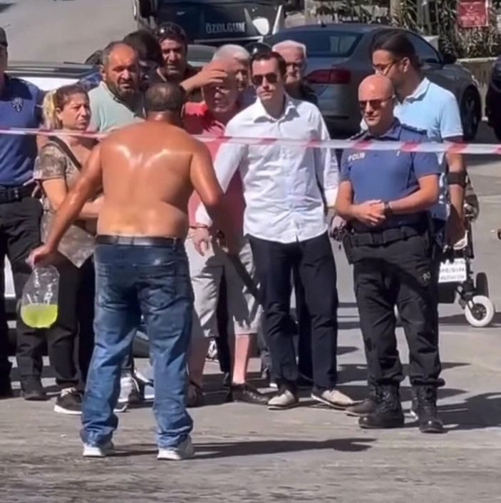 Ceza kesilen seyyar satıcı, 2 çocuğu ve kendi üzerine benzin dökerek eylem yaptı -5