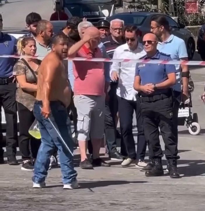 Ceza kesilen seyyar satıcı, 2 çocuğu ve kendi üzerine benzin dökerek eylem yaptı -2