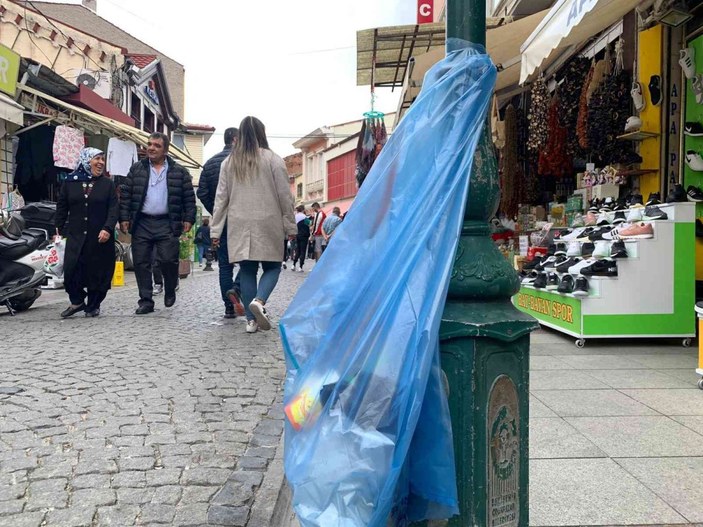 Çöp kutusu olmayınca sokaklar çöp poşetiyle doldu -4