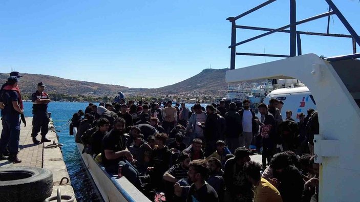 İzmir açıklarında 300 düzensiz göçmen yakalandı -2