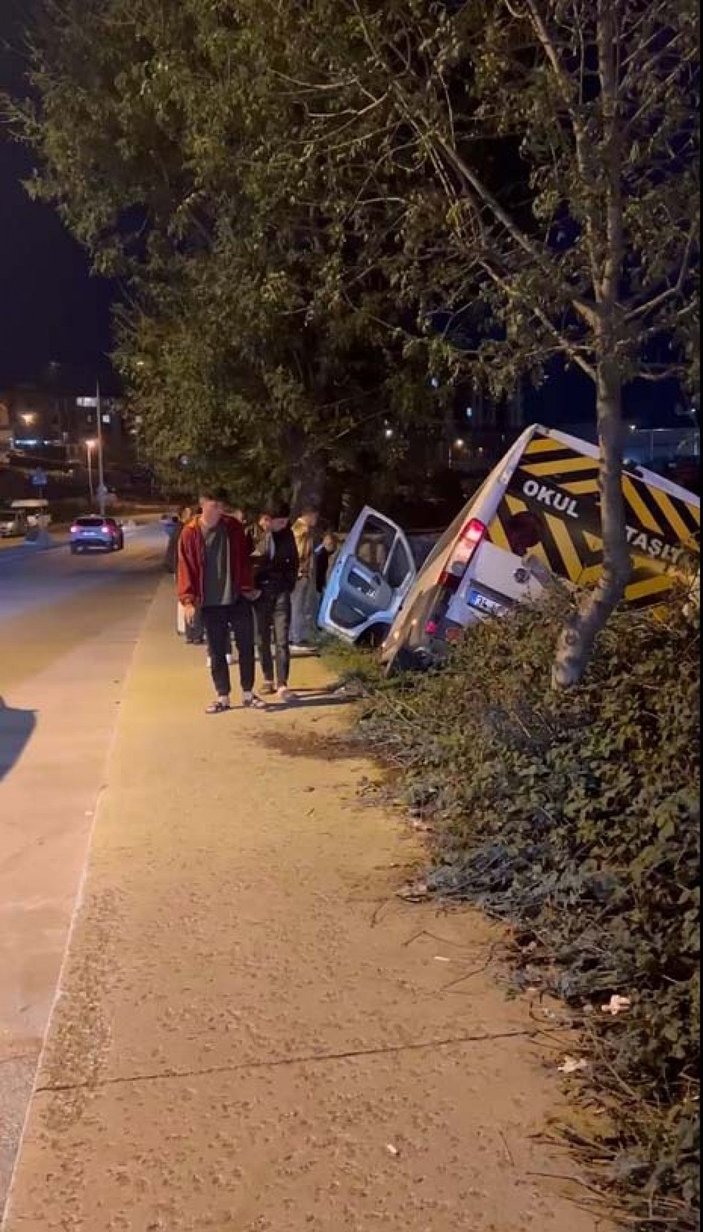 Arnavutköy’de kaza yapan servis aracı kaldırımda yürüyen öğrenciye çarptı -4
