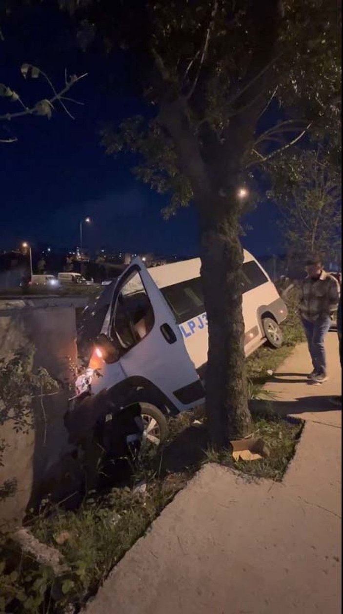 Arnavutköy’de kaza yapan servis aracı kaldırımda yürüyen öğrenciye çarptı -1
