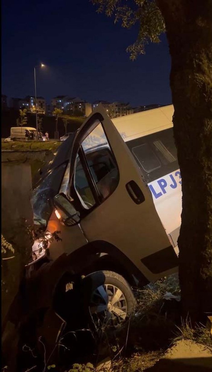 Arnavutköy’de kaza yapan servis aracı kaldırımda yürüyen öğrenciye çarptı -2