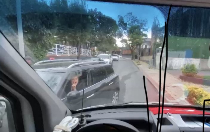 Beşiktaş'ta cip sürücüsünün ambulans şoförüyle 'ters yön' tartışması kamerada -3