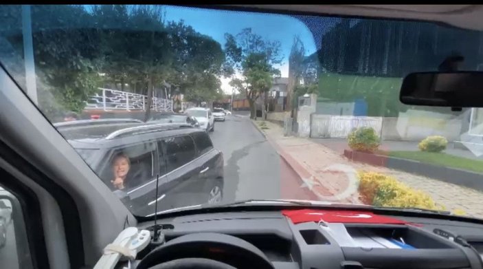 Beşiktaş'ta cip sürücüsünün ambulans şoförüyle 'ters yön' tartışması kamerada -4