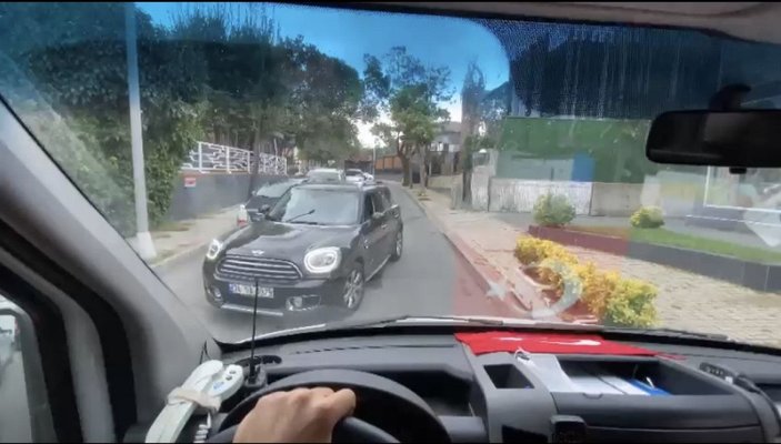 Beşiktaş'ta cip sürücüsünün ambulans şoförüyle 'ters yön' tartışması kamerada -5