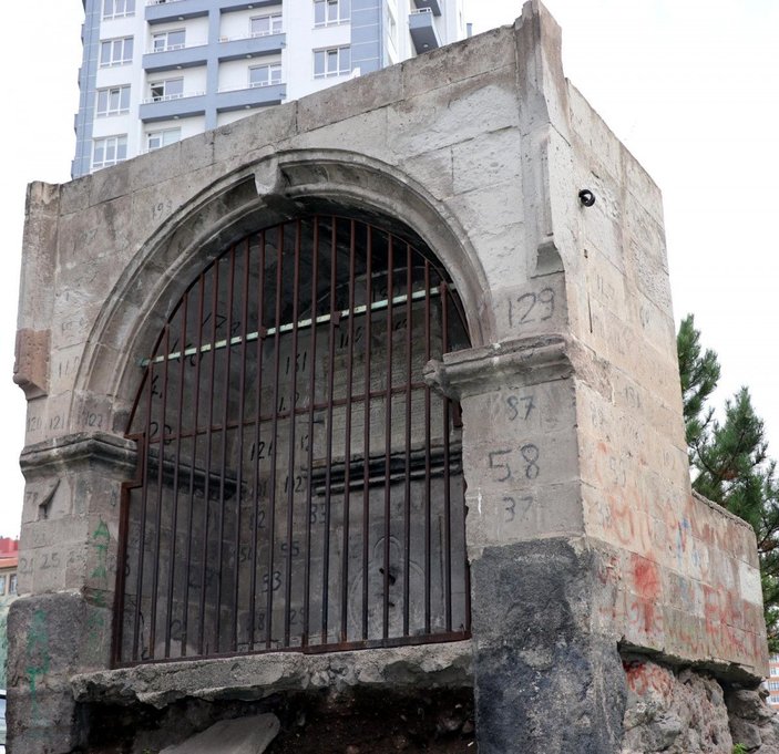 Osmanlı eseri tarihi çeşmeye sprey boyalarla zarar verildi -7