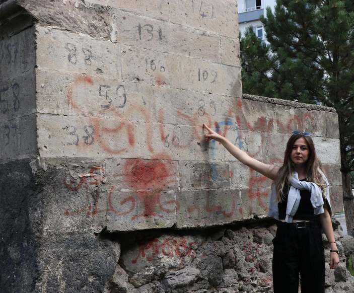 Osmanlı eseri tarihi çeşmeye sprey boyalarla zarar verildi -1