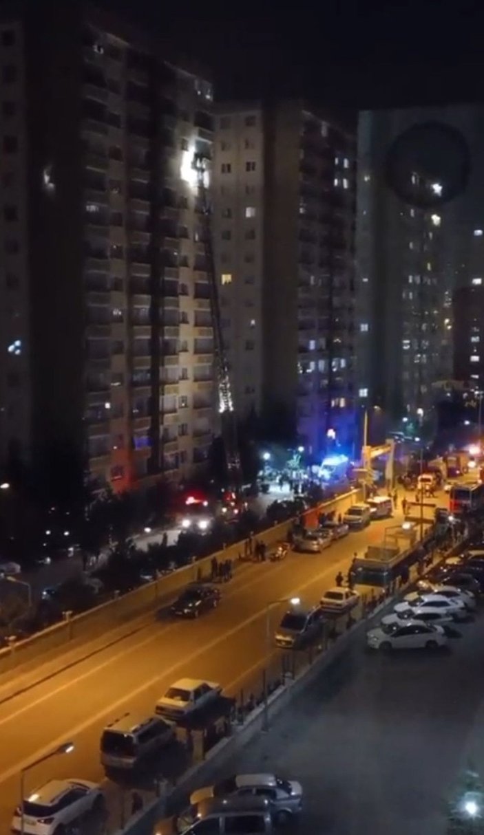 Ankara'da 15 katlı apartmanın 13'üncü katında yangın: 1 ölü -4