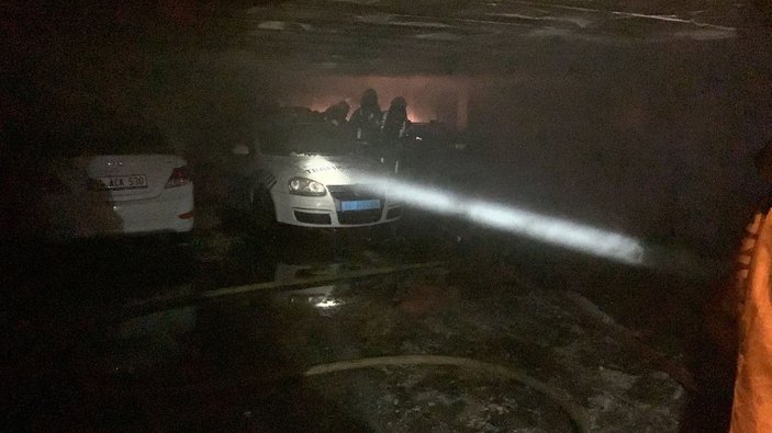 Ümraniye’de kapalı otoparkta bulunan 6 araç yandı -4