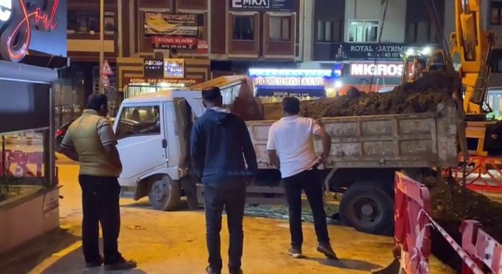 Üsküdar'da hafriyat kamyonu, İSKİ çalışmasında çöken yola düştü