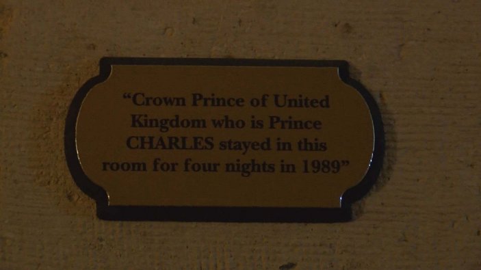 İngiltere Kralı Charles'ın 33 yıl önce kaldığı odanın tanıtım tabelası değişti -6