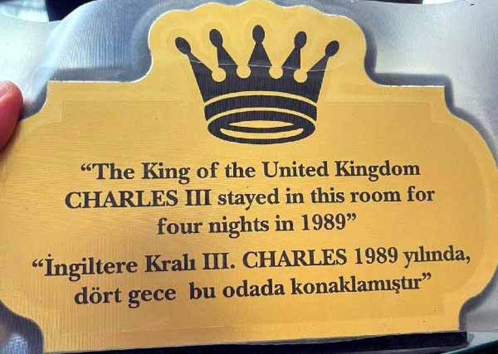 İngiltere Kralı Charles'ın 33 yıl önce kaldığı odanın tanıtım tabelası değişti -5