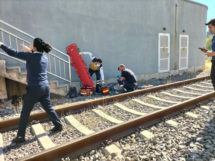 İZBAN istasyonunda raylara yaklaşan kadına yük treni çarptı -1