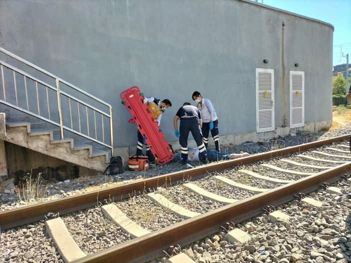 İZBAN istasyonunda raylara yaklaşan kadına yük treni çarptı -2