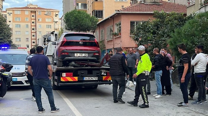Kadıköy'de otomobil çarptığı elektrik direğini söküp yan yattı -9