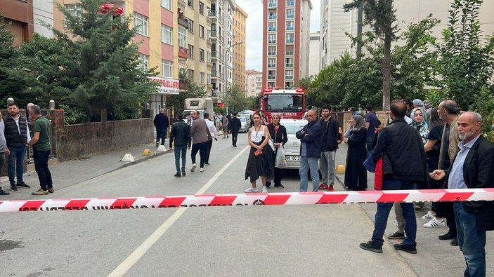 Kadıköy'de otomobil çarptığı elektrik direğini söküp yan yattı -6