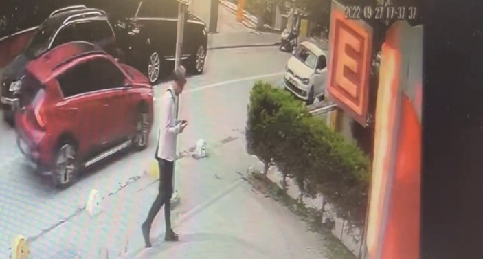 Kadıköy'de otomobil çarptığı elektrik direğini söküp yan yattı -3